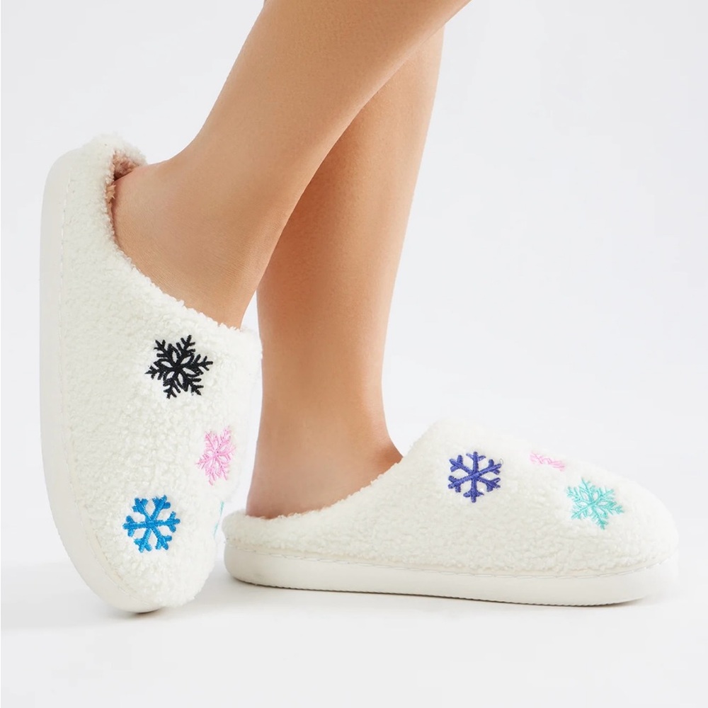 *NEW* Snowflake Cutie Slippers
- White/combo Sz: L